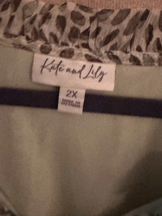 Kate & Lily Olive Leaf-Print V-Neck Blouse - Picture 2 of 4